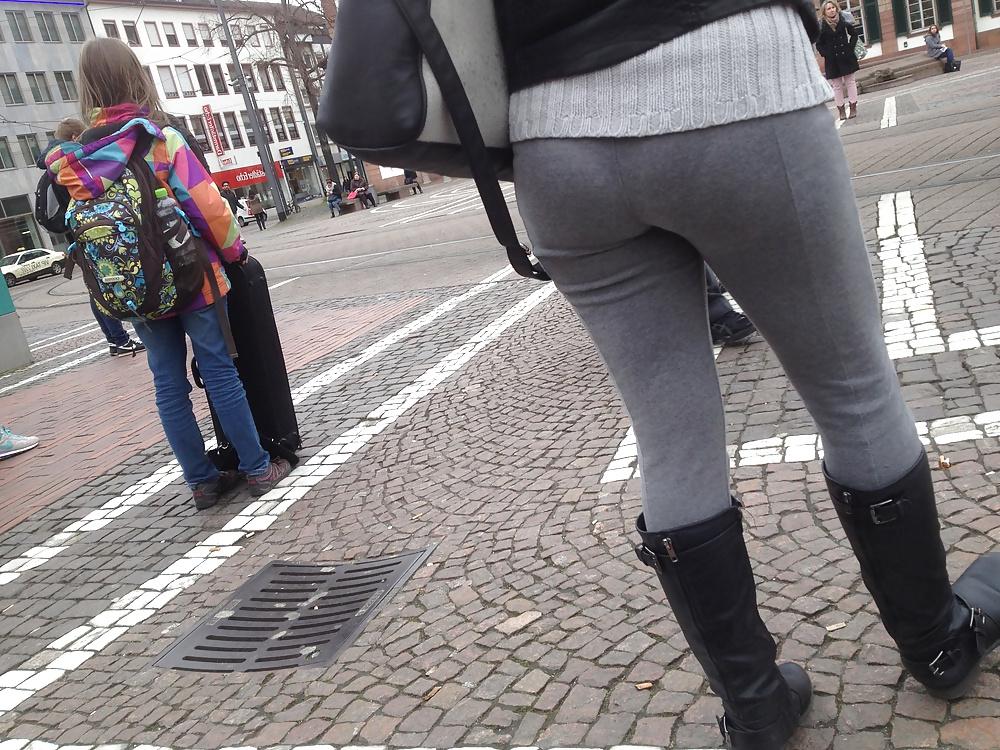 15P Voyeur - round Booty in leggins and boots