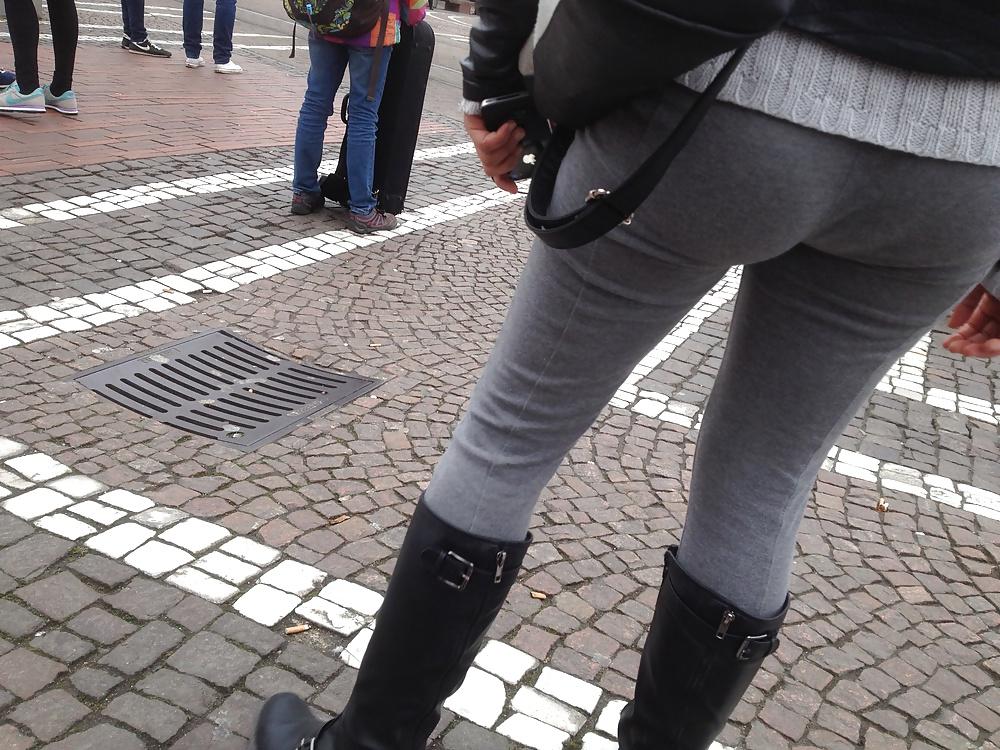 15P Voyeur - round Booty in leggins and boots