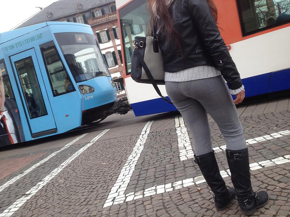 15P Voyeur - round Booty in leggins and boots