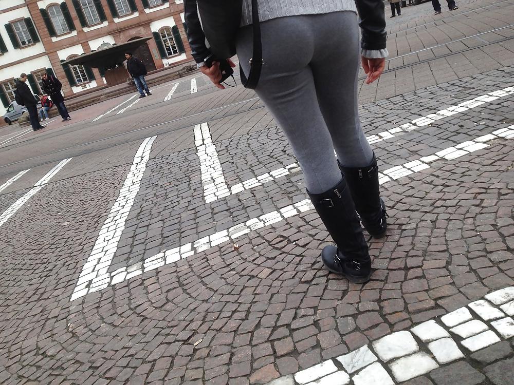 15P Voyeur - round Booty in leggins and boots