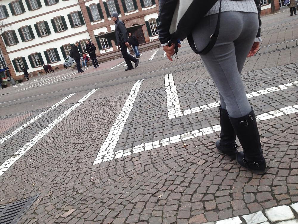 15P Voyeur - round Booty in leggins and boots