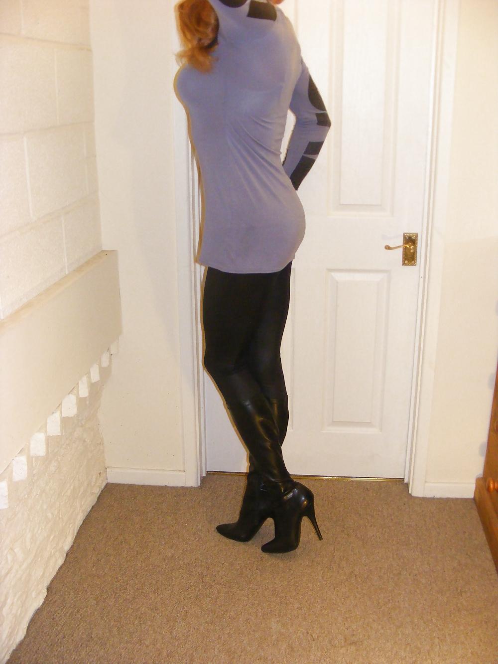 25P High heel boots and leggings