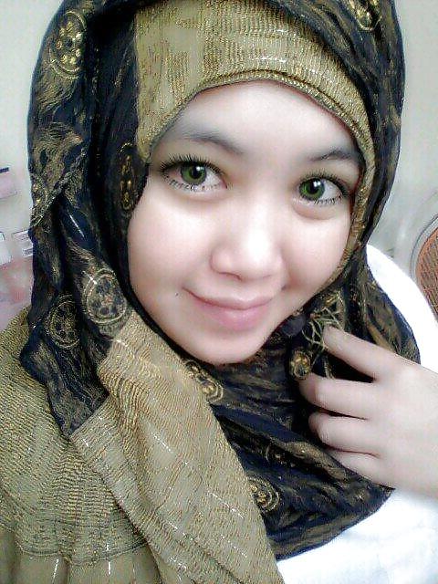 8P Indonesian- jilbab toge