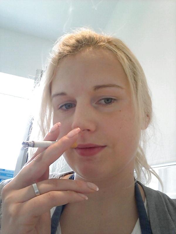 25P Sexy smoking girls