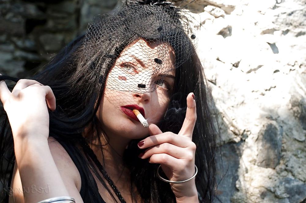 25P Sexy smoking girls