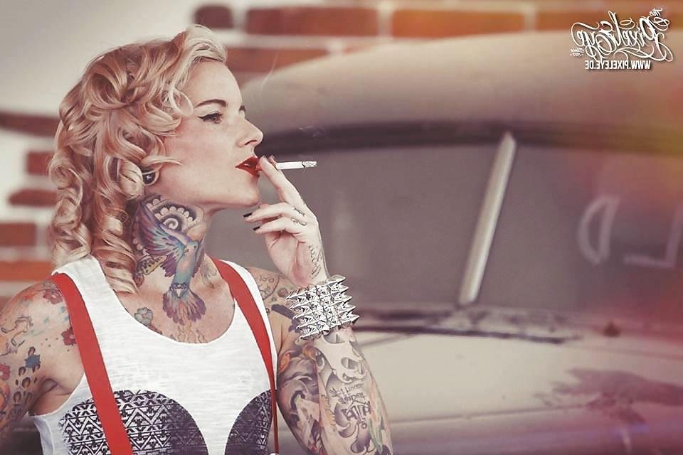 25P Sexy smoking girls