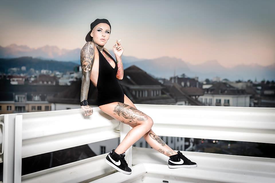 25P Sexy smoking girls