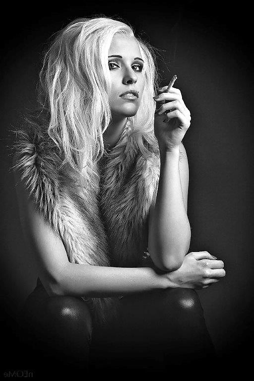 25P Sexy smoking girls