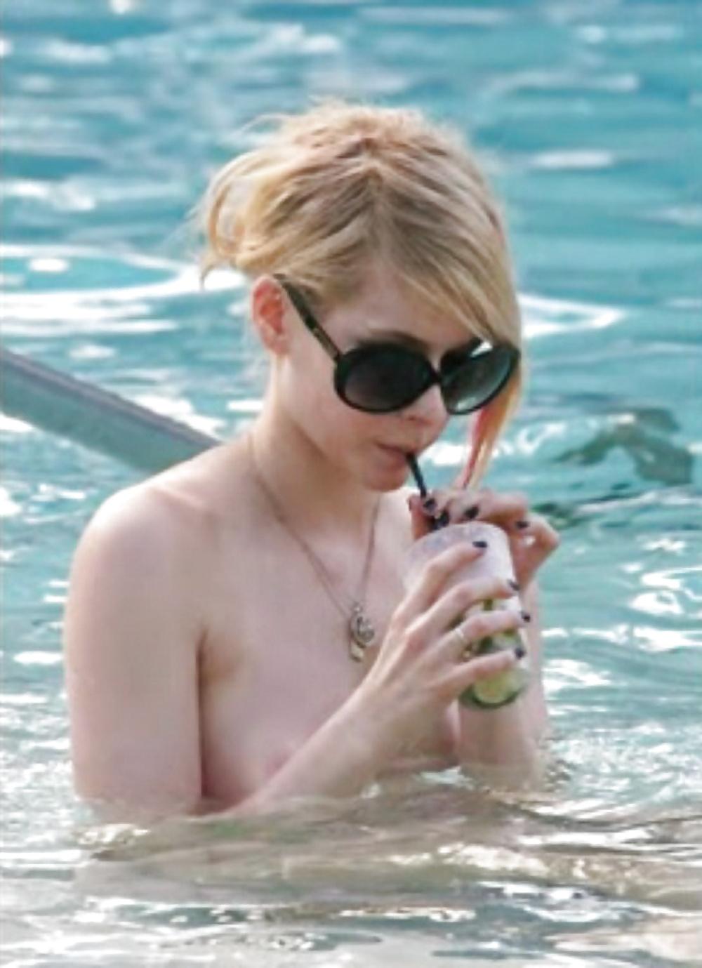15P Avril Lavigne Nude in pool with her friend