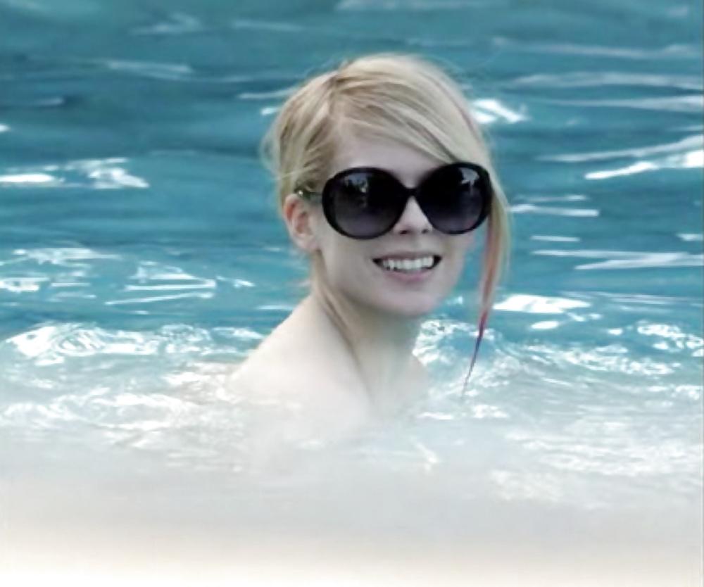15P Avril Lavigne Nude in pool with her friend