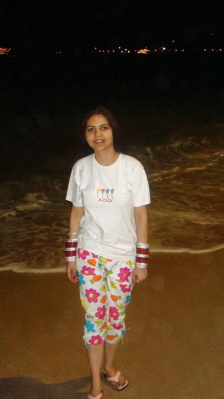 25P Goa vacation hot pics of indian girls