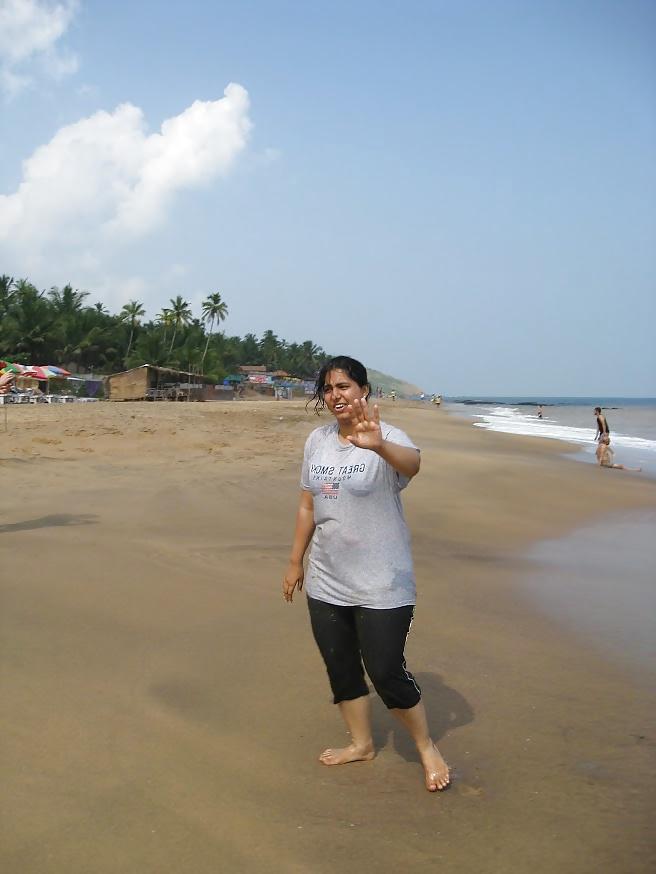 25P Goa vacation hot pics of indian girls