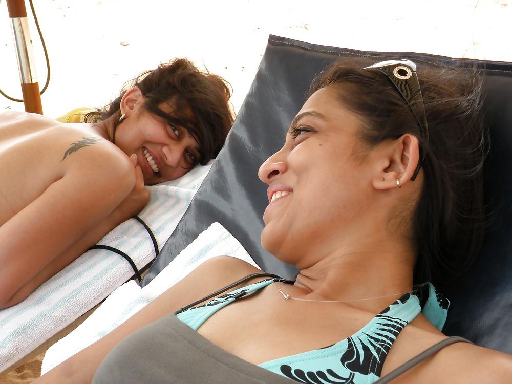 25P Goa vacation hot pics of indian girls