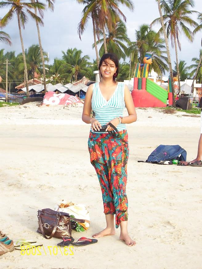 25P Goa vacation hot pics of indian girls