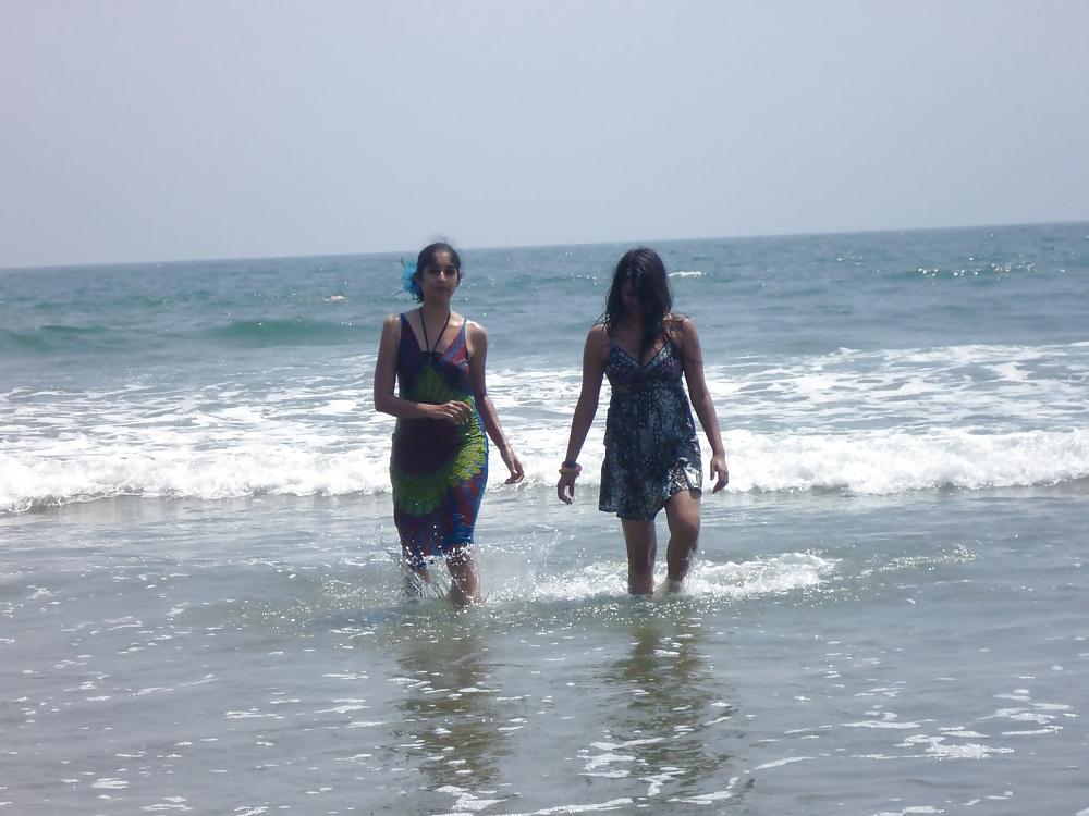 25P Goa vacation hot pics of indian girls