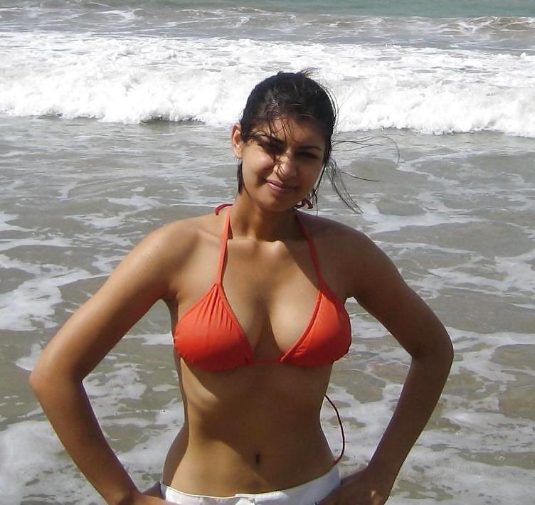 25P Goa vacation hot pics of indian girls
