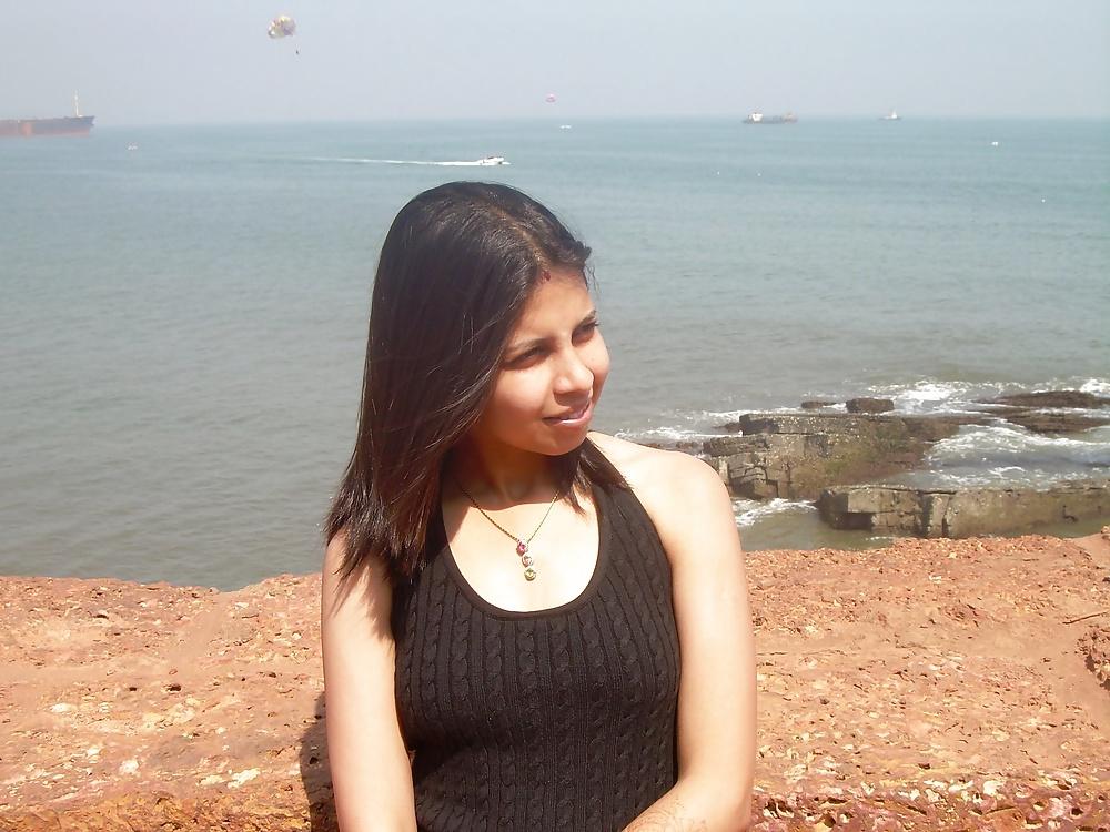25P Goa vacation hot pics of indian girls