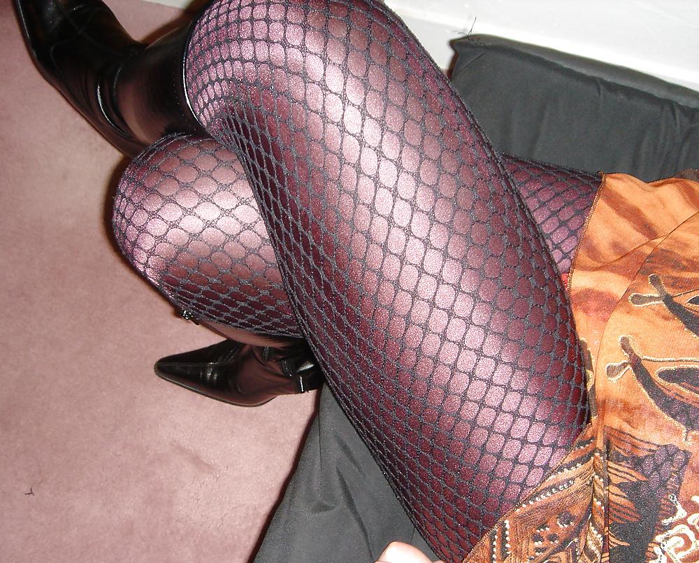 18P Nadine CD hose, fishnet, heels and boots