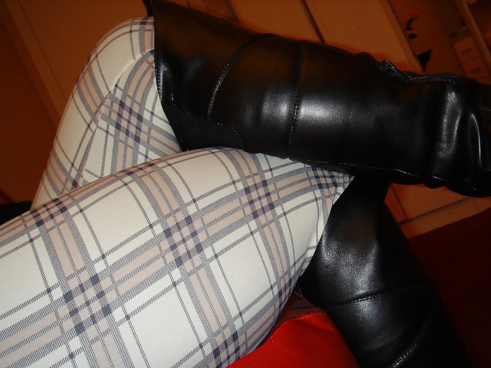 18P Nadine CD hose, fishnet, heels and boots