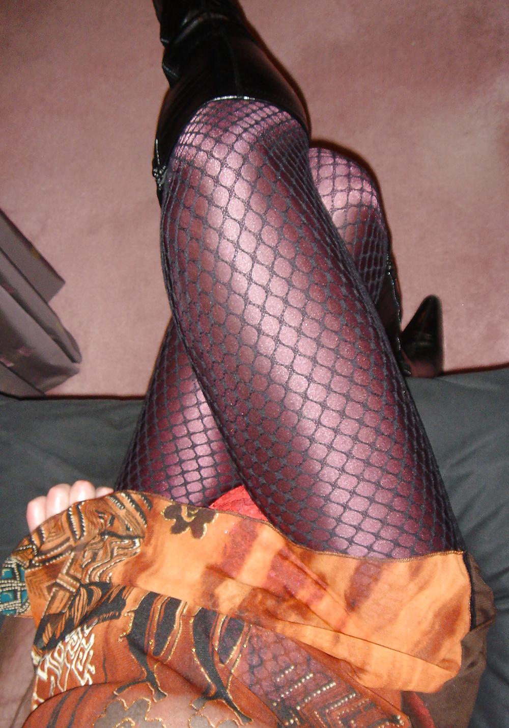 18P Nadine CD hose, fishnet, heels and boots