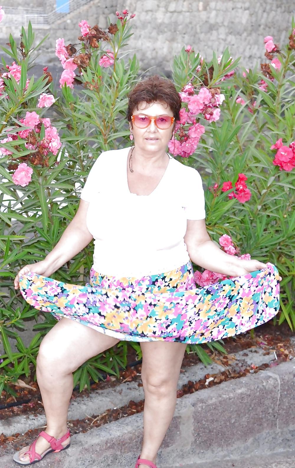 25P Beautiful granny ( Big natural tits )