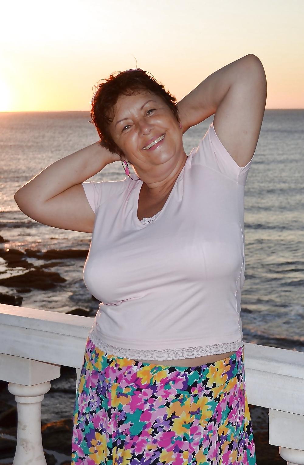 25P Beautiful granny ( Big natural tits )