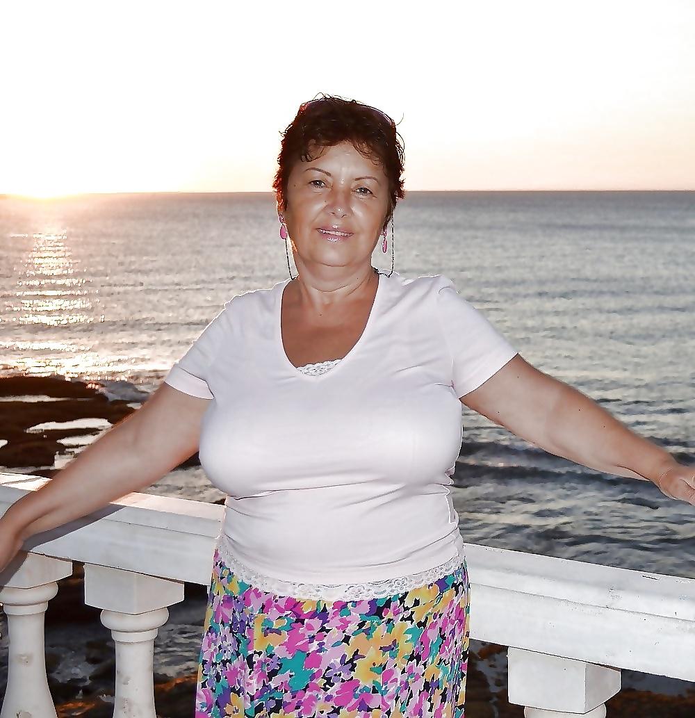 25P Beautiful granny ( Big natural tits )