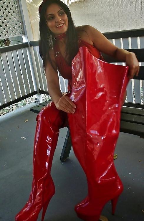 25P Ladys want sperm on boots and latex ,leather outfith
