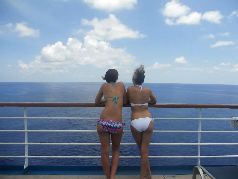 25P Facebook teen babes 10 bikini beach party