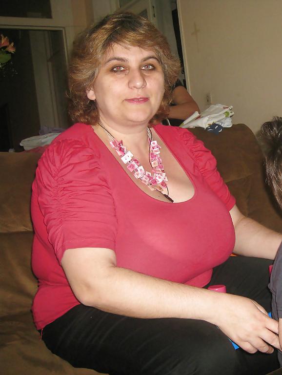 5P Huge tits mom
