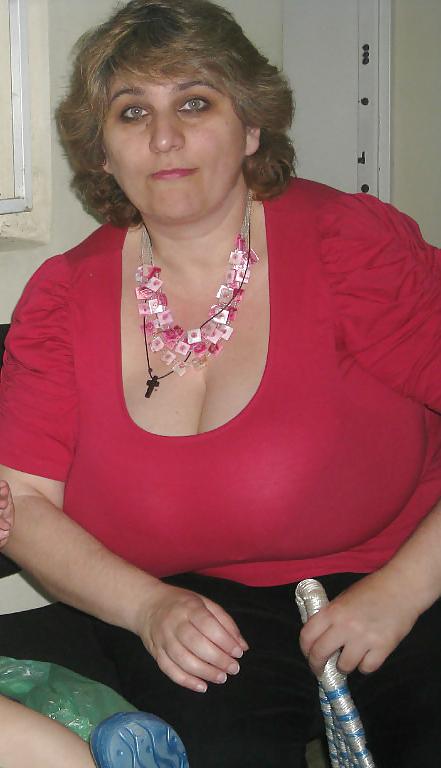 5P Huge tits mom
