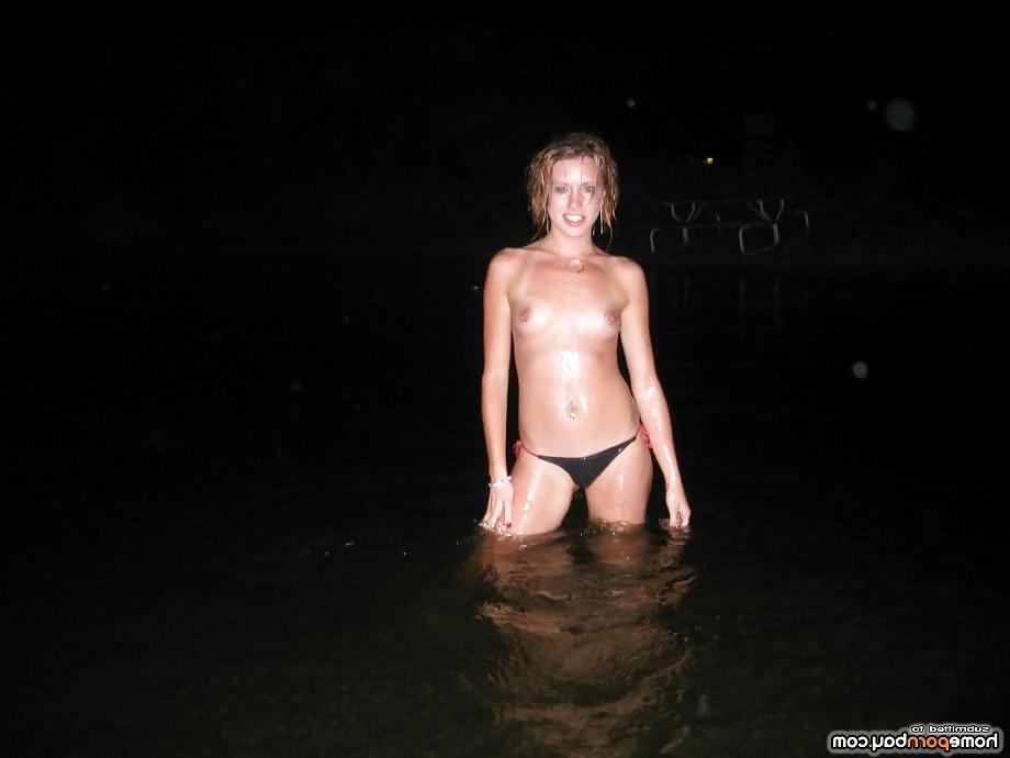 25P Hot babes swimming