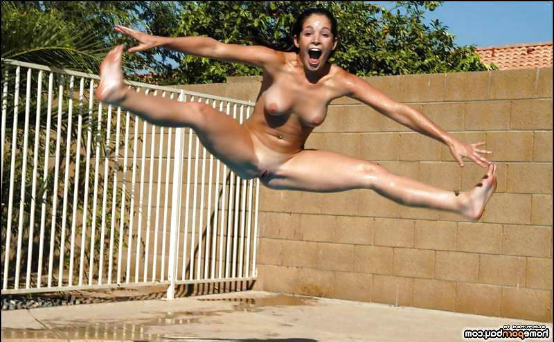 25P Hot babes swimming