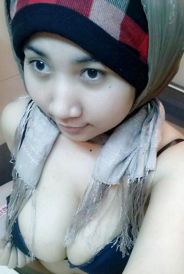 4P Very beautiful indonesian girl