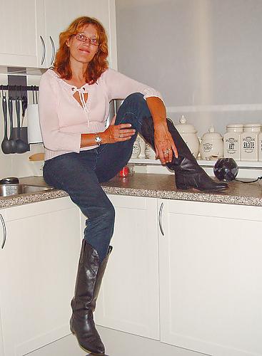 25P Granny In Boots