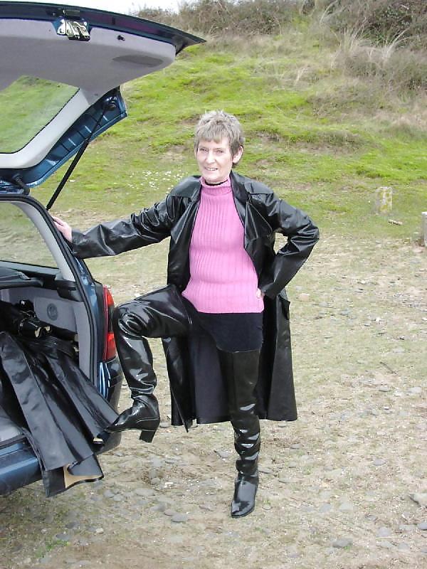 25P Granny In Boots