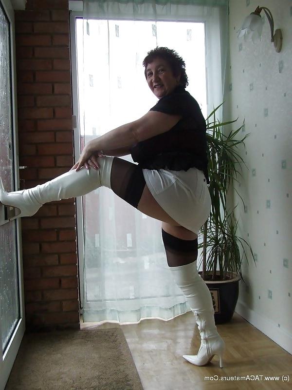 25P Granny In Boots