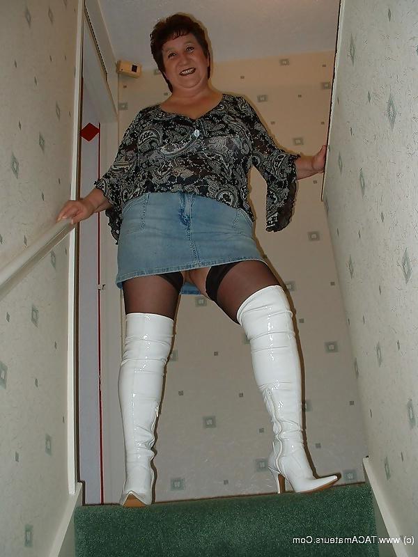 25P Granny In Boots