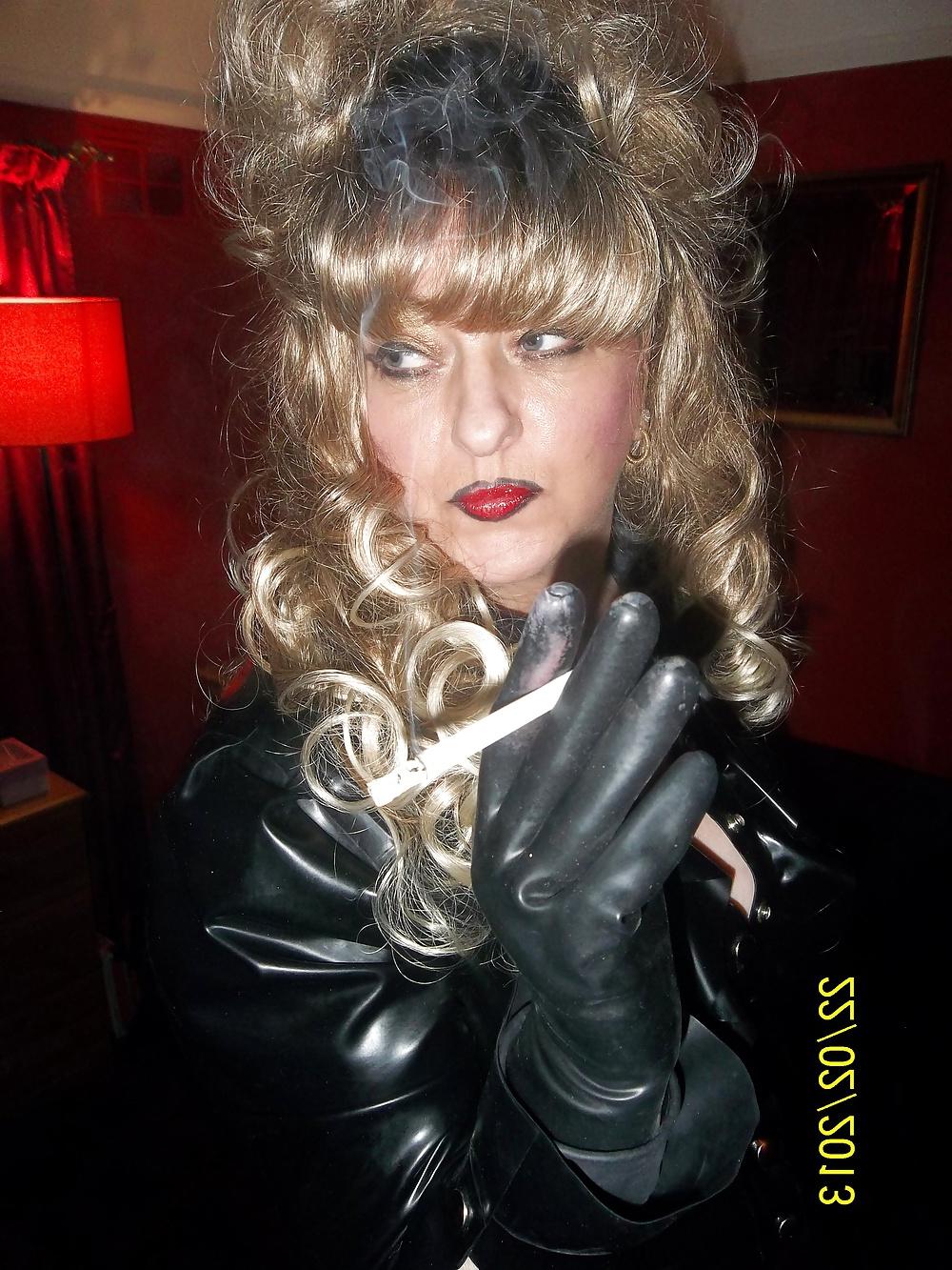 25P SMOKING SLUT