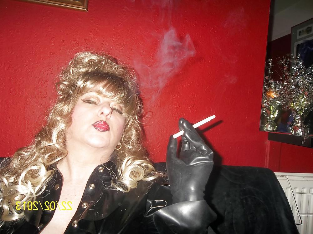 25P SMOKING SLUT