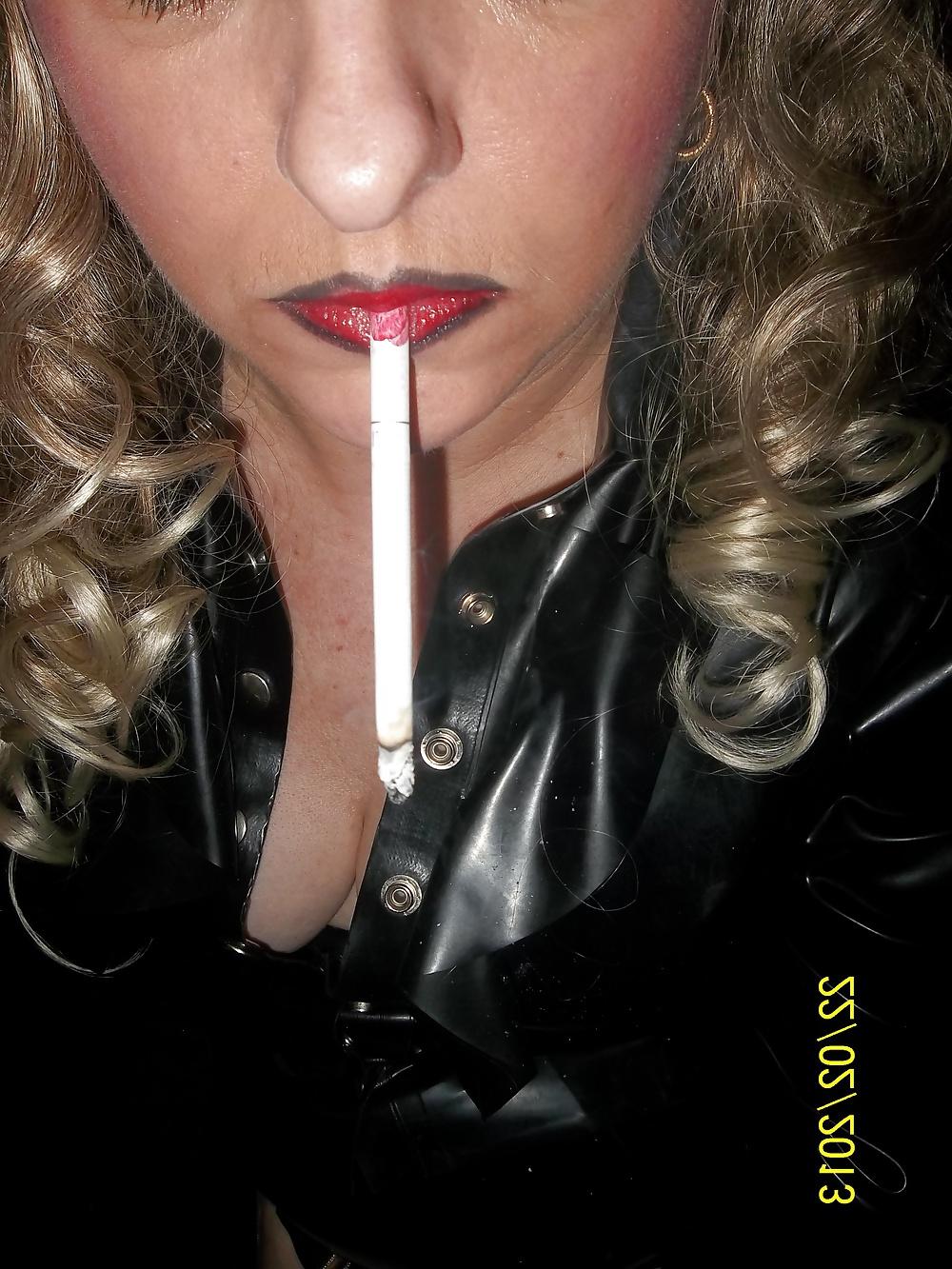 25P SMOKING SLUT