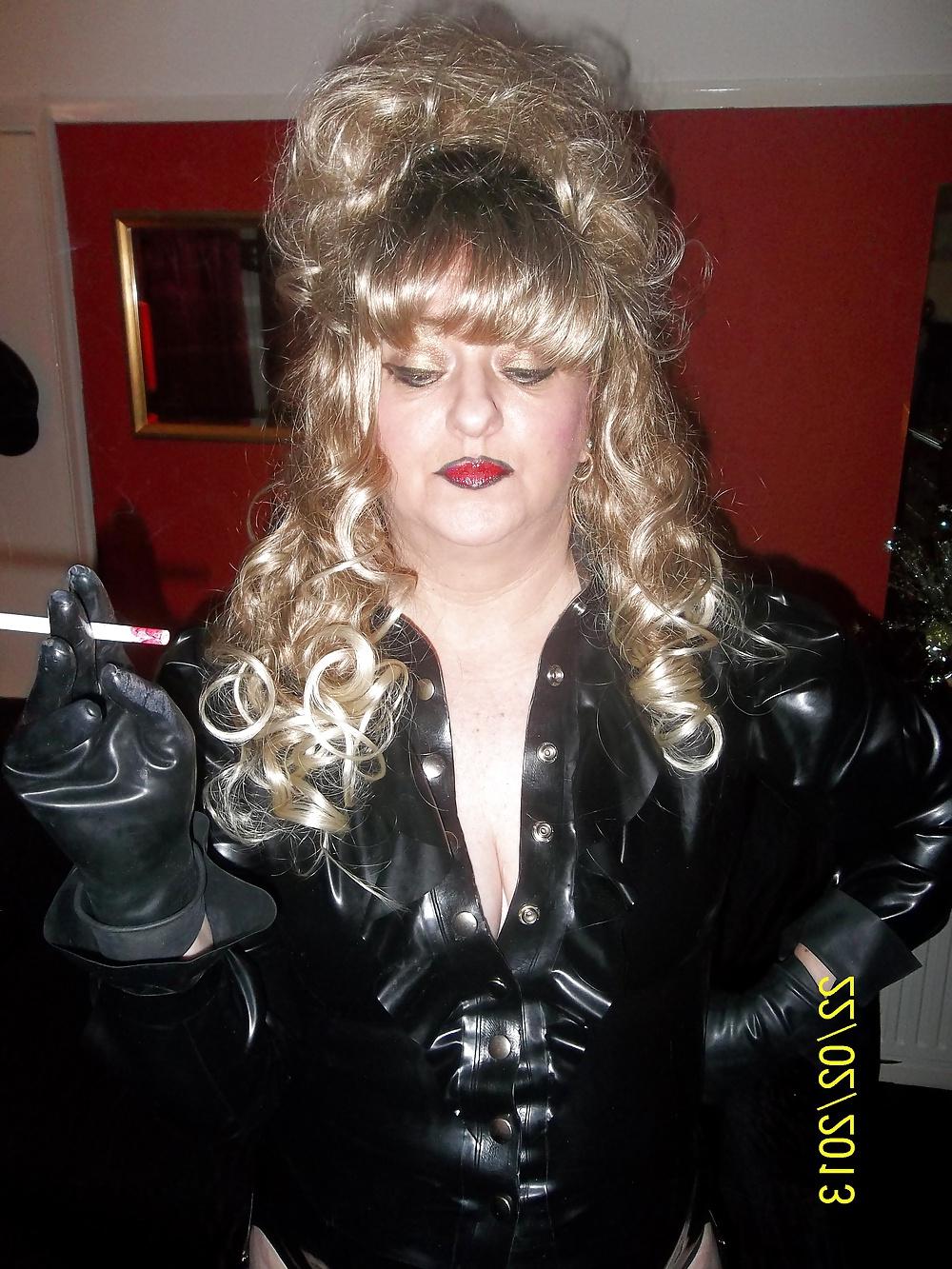 25P SMOKING SLUT