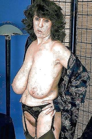 25P Saggy tits