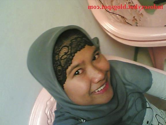 6P Indonesian girl