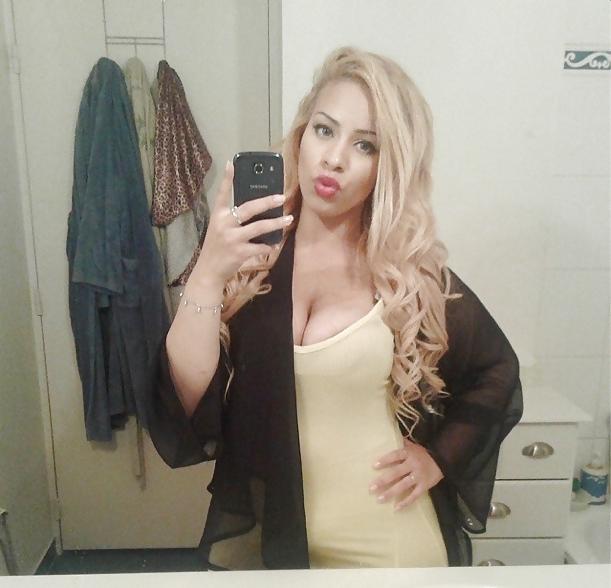 19P Jolie beurette a gros seins