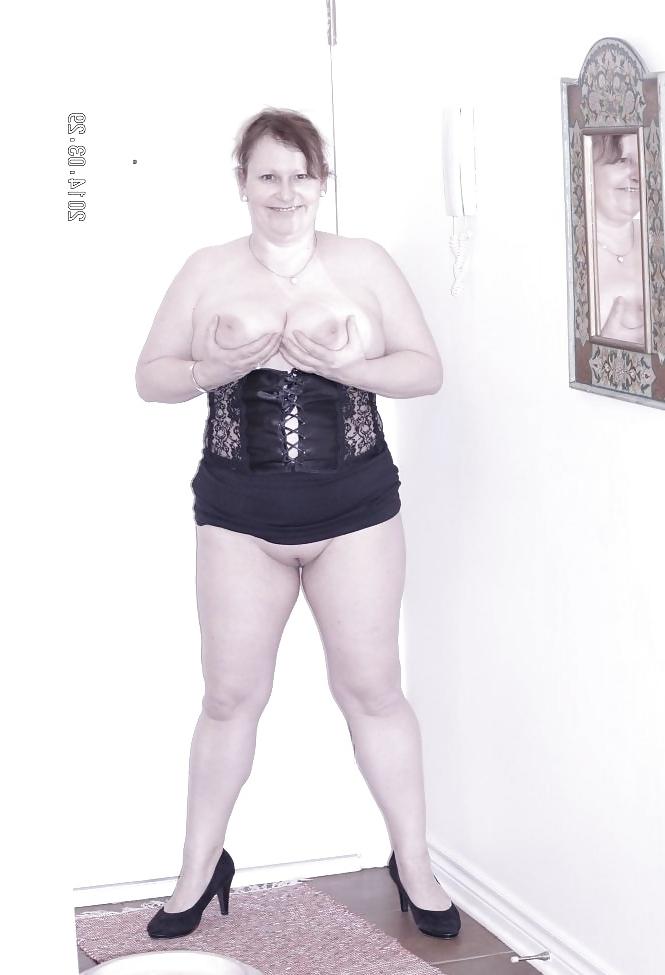 23P Housewife sexy posing for husband
