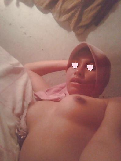 6P Indonesian- cewek jilbab pamer susu