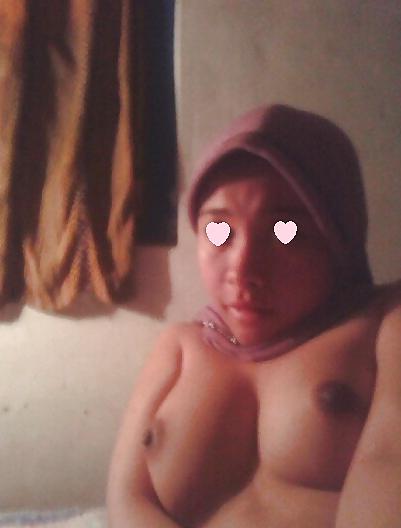 6P Indonesian- cewek jilbab pamer susu
