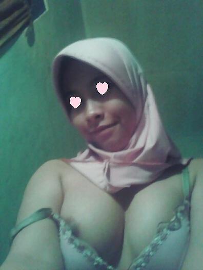 6P Indonesian- cewek jilbab pamer susu