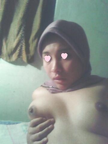 6P Indonesian- cewek jilbab pamer susu
